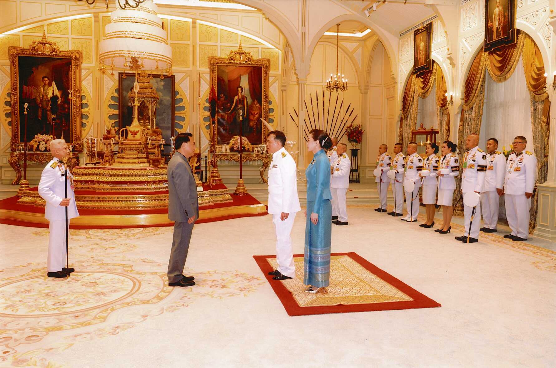 9 ภาพถ่ายเข้าเฝ้า ฯ - ออท. จีน_page-0002.jpg