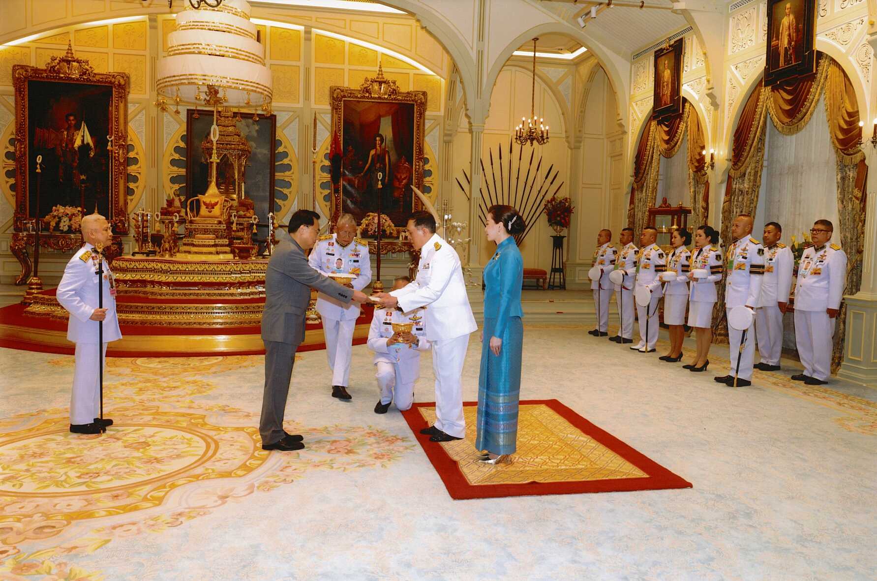 9 ภาพถ่ายเข้าเฝ้า ฯ - ออท. จีน_page-0001.jpg